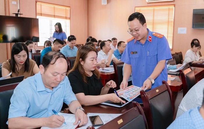  Kiểm sát viên phát inphographic tuyên truyền về Nghị quyết 205.
