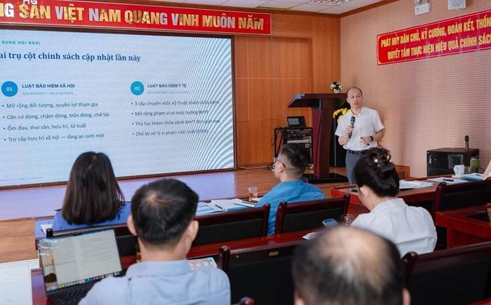  Đồng chí Lê Xuân Hưng, Phó Giám đốc BHXH cơ sở Mai Sơn giới thiệu các chính sách BHXH, BHYT mới.