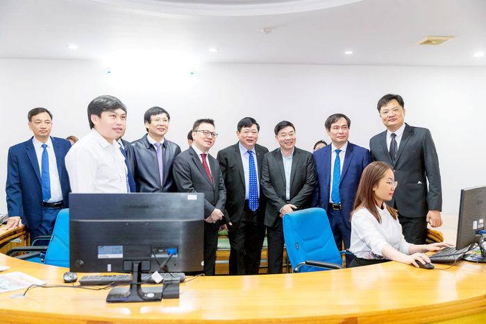 PGS.TS Nguyễn Thế Kỷ cùng các đại biểu tham quan mô hình Tòa soạn hội tụ của Báo Nghệ An, tháng 11/2021. Ảnh: Đức Anh