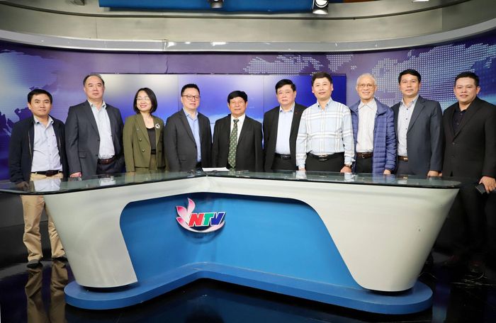 PGS.TS Nguyễn Thế Kỷ cùng các đại biểu thăm và làm việc tại Đài PT-TH Nghệ An năm 2021.