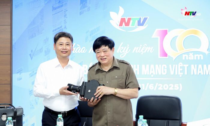 PGS.TS Nguyễn Thế Kỷ trao tặng kỷ vật cho Đài PT-TH Nghệ An là chiếc máy quay phim do đồng chí sưu tầm, cũng là hạng mục thiết bị mà Đài PT-TH Nghệ An đã từng sử dụng.