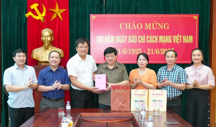 PGS.TS Nguyễn Thế Kỷ tặng Ban Biên tập Báo Nghệ An bộ tiểu thuyết "Nước non vạn dặm". Ảnh: Thành Cường
