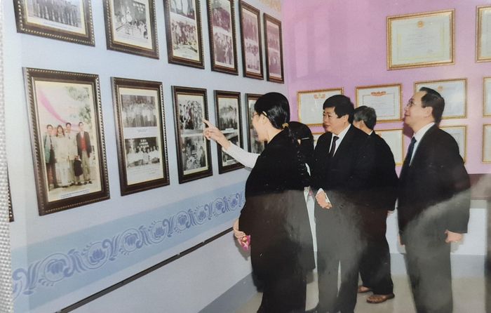 PGS.TS Nguyễn Thế Kỷ cùng các đồng nghiệp tại Phòng truyền thống Báo Nghệ An. Ảnh tư liệu