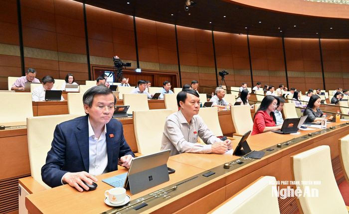 Đoàn ĐBQH tỉnh Nghệ An dự phiên thảo luận tại hội trường. Ảnh: Viết Chung