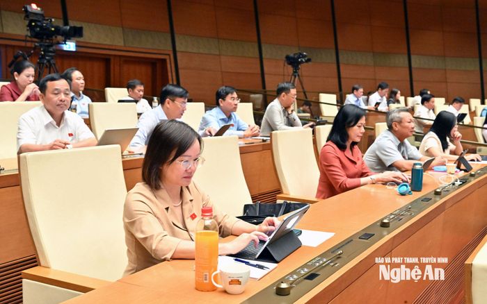 Đoàn ĐBQH tỉnh Nghệ An dự phiên thảo luận tại hội trường. Ảnh: Viết Chung