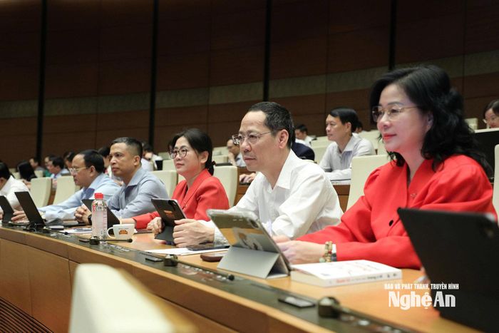 Đoàn ĐBQH tỉnh Nghệ An dự phiên thảo luận tại hội trường. Ảnh: Lâm Hiển