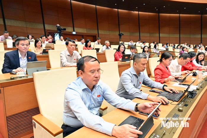 Đoàn ĐBQH tỉnh Nghệ An dự phiên thảo luận tại hội trường. Ảnh: Viết Chung