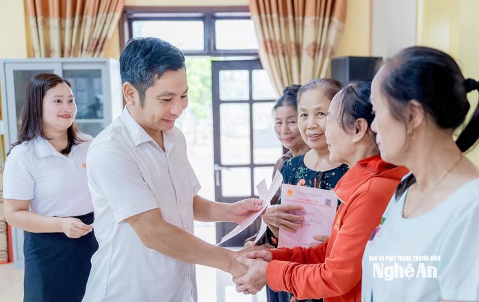 Ông Lê Trung Hòa - Chủ tịch UBND xã Kim Liên trao "sổ đỏ" cho người dân tại vùng Trung Đô, Nam Giang sau 40 năm chờ đợi. Ảnh: CSCC