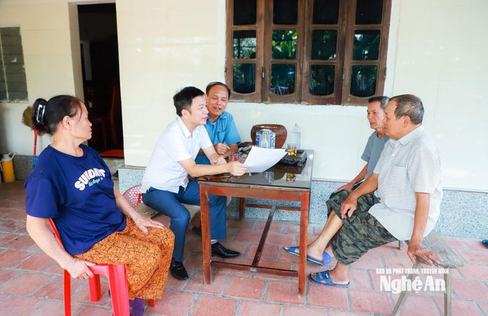 Các ông Trần Hữu Nghĩa, Võ Đức Thể và bà Trần Thị Hiền trao đổi với cán bộ xã Kim Liên và Bí thư chi bộ xóm Nam Giang Trần Đình Hiền về niềm vui sau khi được cấp giấy chứng nhận quyền sử dụng đất. Ảnh: Thành Duy