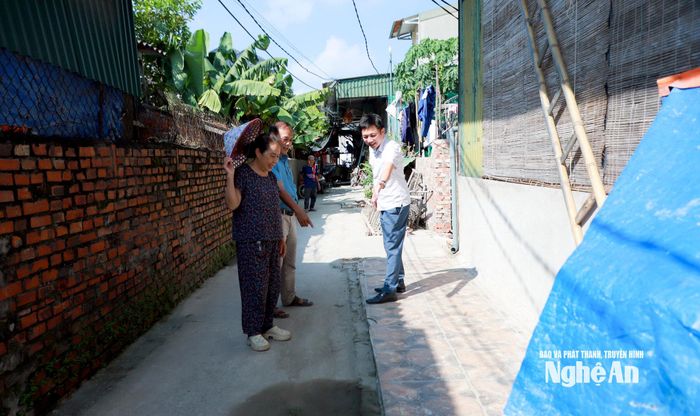 Gắn với cấp giấy chứng nhận quyền sử dụng đất, xã Kim Liên đã vận động người dân mở rộng lối đi tại khu dân cư Trung Đô, xóm Nam Giang đảm bảo cho công tác phòng, cháy chữa cháy, cũng như tạo lối đi lại thuận lợi hơn. Ảnh: Thành Duy