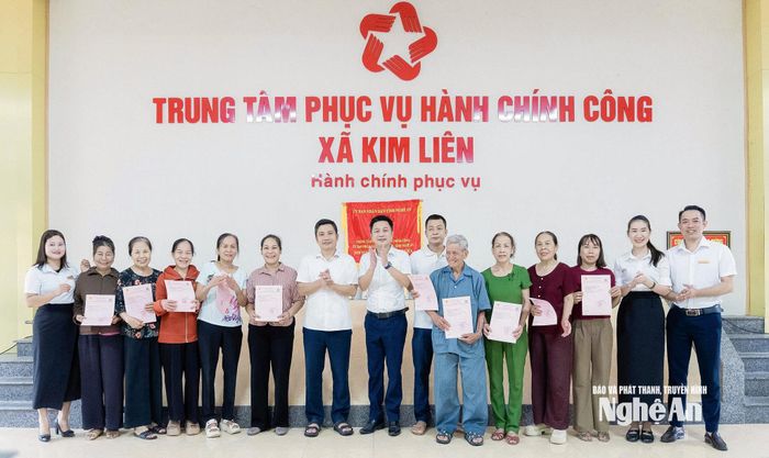 Lãnh đạo xã Kim Liên trao "sổ đỏ" cho người dân tại vùng Trung Đô, Nam Giang sau 40 năm chờ đợi. Ảnh: CSCC