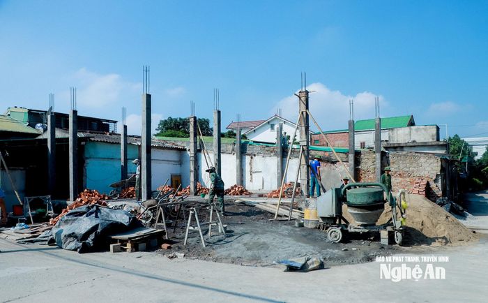 Người dân xây dựng nhà sau khi được cấp giấy chứng nhận quyền sử dụng đất. Ảnh: Thành Duy
