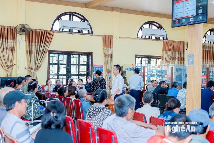 Trung tâm Phục vụ hành chính công xã Kim Liên tổ chức hướng dẫn người dân sử dụng đất kê khai, lập hồ sơ đăng ký, cấp giấy chứng nhận quyền sử dụng đất ở tồn đọng. Ảnh: CSCC