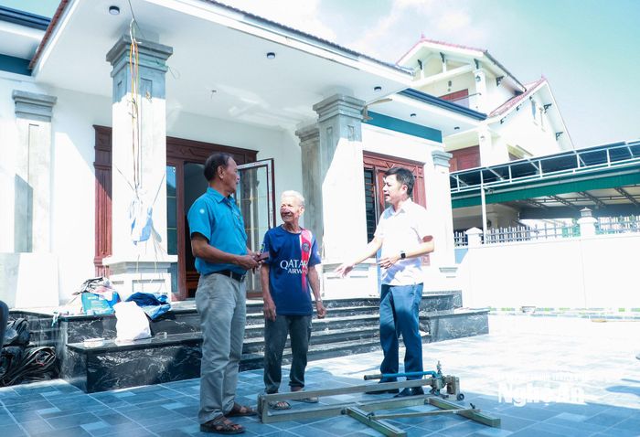 Ông Đỗ Văn Thanh (giữa) vùng Trung Đô, Nam Giang, xã Kim Liên vui mừng chia sẻ về căn nhà mới đang hoàn thiện thay thế nhà cấp 4, sau khi được cấp giấy chứng nhận quyền sử dụng đất. Ảnh: Thành Duy