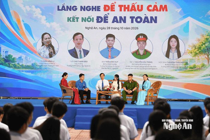 Khách mời tham gia trả lời , tư vấn cho học sinh. Ảnh: Thu Hiền