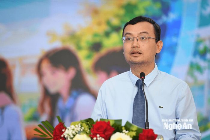 Nhà báo Nguyễn Ngọc Tiến - Phó Tổng Biên tập Báo Tiền phong phát biểu tại diễn đàn nhấn mạnh: Trường học phải là nơi an toàn, nuôi dưỡng tình thương yêu. Ảnh: Thu Hiền