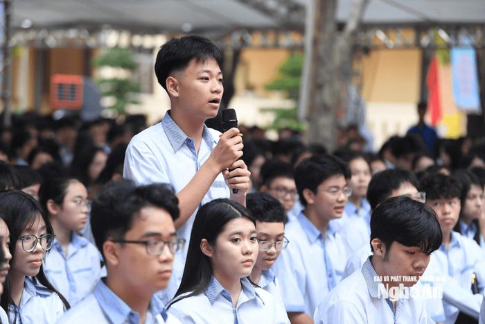Diễn đàn thu hút đông đảo học sinh tham gia. Ảnh: Thu Hiền