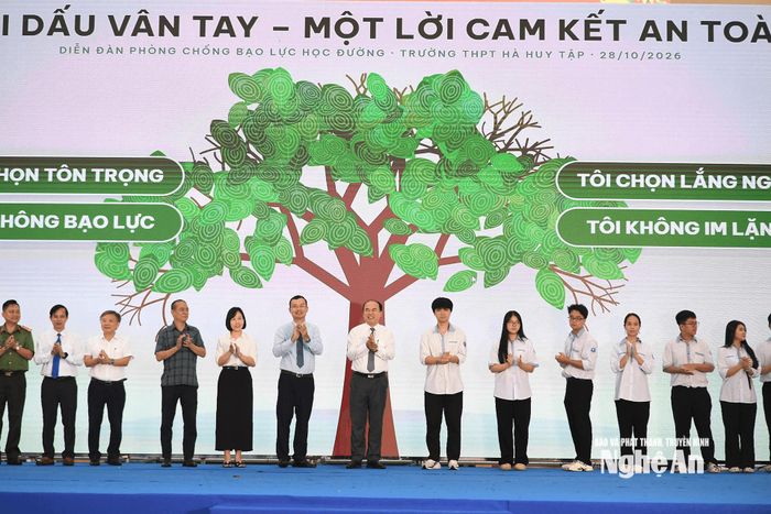 Mỗi dấu vân tay là lời hứa danh dự: "Tôi chọn tôn trọng - Tôi chọn lắng nghe - Tôi không im lặng - Không bạo lực". Ảnh: Thu Hiền