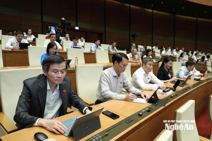 Đoàn ĐBQH tỉnh Nghệ An dự phiên thảo luận tại hội trường. Ảnh: Lâm Hiển