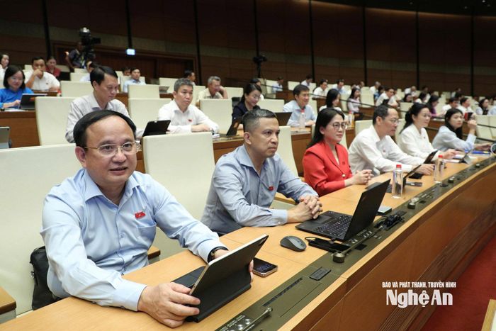Đoàn ĐBQH tỉnh Nghệ An dự phiên thảo luận tại hội trường. Ảnh: Viết Chung