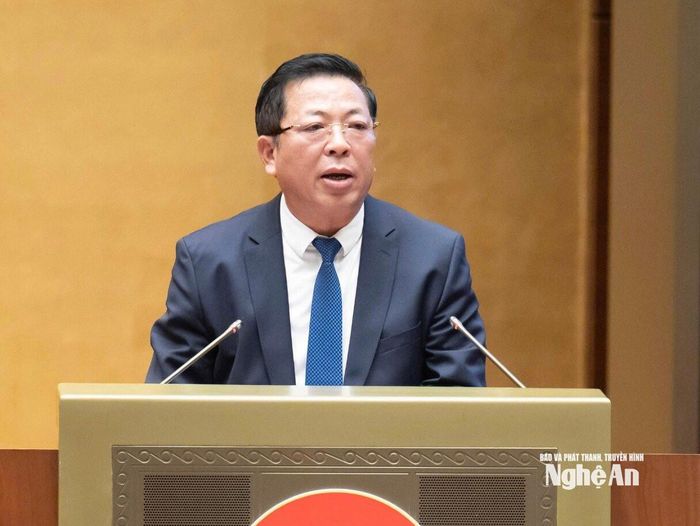 Bộ trưởng Bộ Xây dựng Trần Hồng Minh giải trình, trao đổi vấn đề đại biểu nêu. Ảnh: V.C