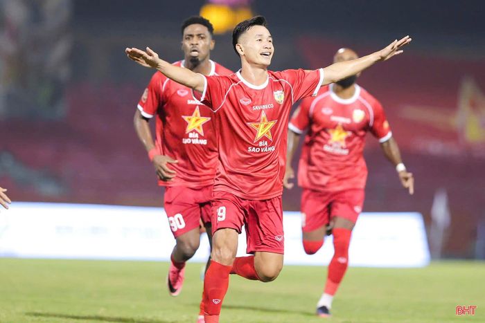 Ngô Văn Lương ghi siêu phẩm vào lưới Hải Phòng ở vòng 5.