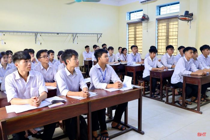 Cô Bùi Quỳnh Anh bày tỏ mong muốn việc điều chỉnh định mức tiết dạy cần tính đến đặc thù ôn tập, củng cố kiến thức cho học sinh cuối cấp.