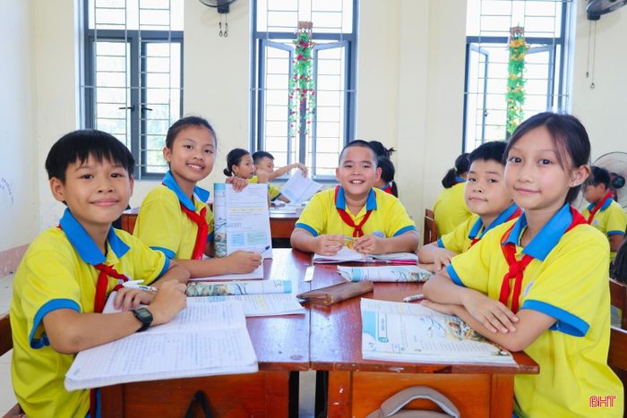Giáo viên Trường Tiểu học Gia Hanh (xã Gia Hanh) tổ chức hoạt động học nhóm, giúp học sinh trao đổi kiến thức và hỗ trợ nhau trong học tập.