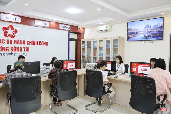 Người dân đến giải quyết TTHC tại Trung tâm Phục vụ hành chính công phường Sông Trí.