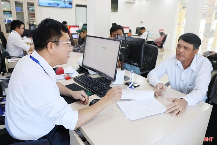 Công chức Trung tâm Phục vụ hành chính công phường Sông Trí hướng dẫn chu đáo cho người dân về thành phần hồ sơ khi đến giao dịch.