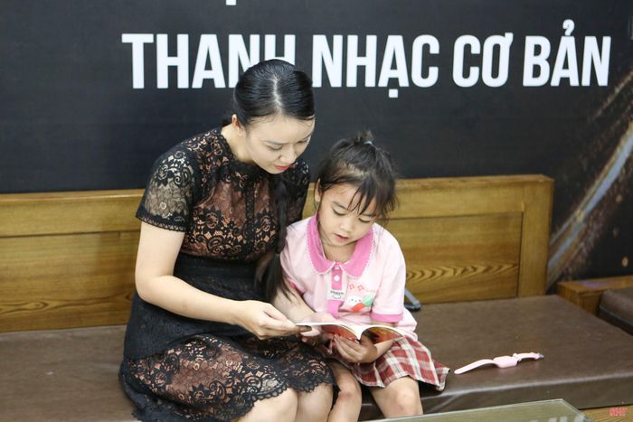 Những khoảnh khắc cùng nhau xây đắp hạnh phúc gia đình của đôi vợ chồng nghệ sĩ trẻ.