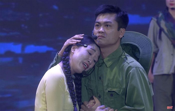 Diễn viên Lê Thương và Công Mạnh thể hiện hình tượng chị Võ Thị Tần và anh Hồng, trong vở ca kịch "Khoảng trời con gái".