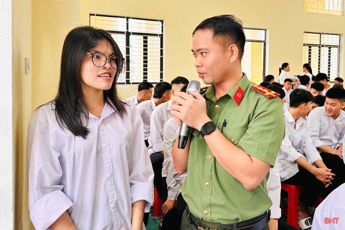 Em Nguyễn Thị Lâm Nhi - học sinh lớp 12C2, Trung tâm GDNN-GDTX Hà Tĩnh tại buổi tuyên truyền hưởng ứng chiến dịch “Không một mình 2026”.