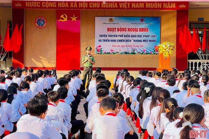 Học sinh Trường THCS Tô Hiến Thành (xã Toàn Lưu) hào hứng tham gia chiến dịch “Không một mình 2026”.