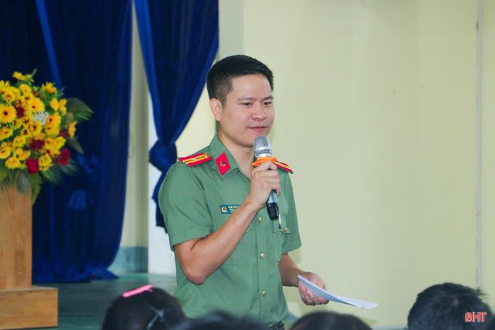 Thiếu tá Đặng Thế Long - Phòng An ninh mạng, Công an tỉnh Hà Tĩnh tuyên truyền hướng dẫn quy trình 5 bước ứng phó với nguy cơ trên mạng: “Dừng tương tác - không lan truyền - lưu bằng chứng - báo cáo - chia sẻ”.
