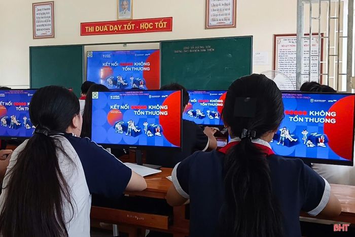 Màn hình máy tính tại một số trường học trên địa bàn tỉnh được thay đổi để hưởng ứng chiến dịch.