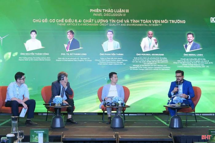 Ông Phan Tiến Thành - Quản lý Phát triển kinh doanh Công ty TNHH Green Carbon Japan Việt Nam (thứ hai từ phải sang) tham gia thảo luận, chia sẻ kinh nghiệm tại Diễn đàn Carbon Việt Nam 2026. Ảnh NVCC