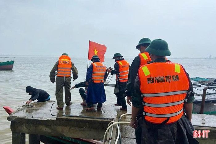 Lực lượng Đồn Biên phòng Thiên Cầm tổ chức tìm kiếm ngư dân mất tích.