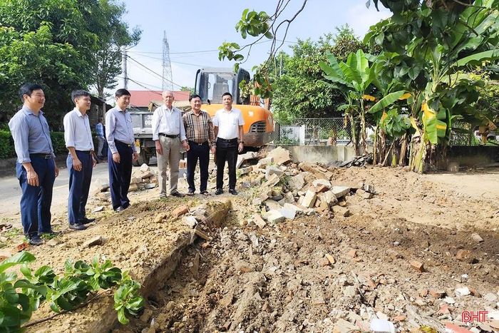 Gia đình ông Lê Mạnh Việt (thứ ba từ phải sang) là một trong số các hộ tiên phong phá dỡ công trình trên đất để phục vụ mở rộng, chỉnh trang dọc tuyến.