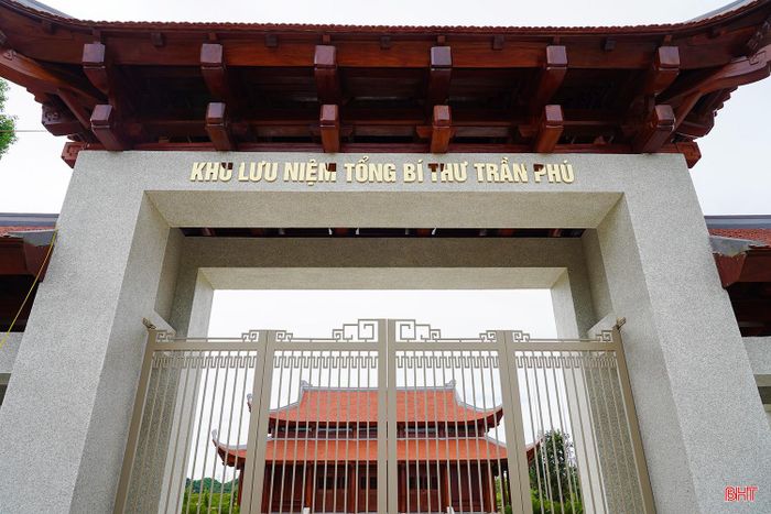 Khu lưu niệm Tổng Bí thư Trần Phú vừa được tu bổ, tôn tạo khang trang nhưng tuyến đường trước khu lưu niệm còn khá hẹp.