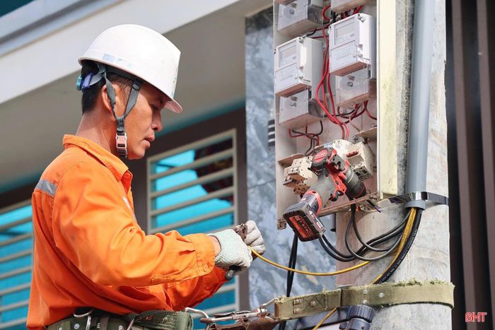 Nhân viên Điện lực Đức Thọ chỉnh trang lưới điện tại xã Đức Thọ.