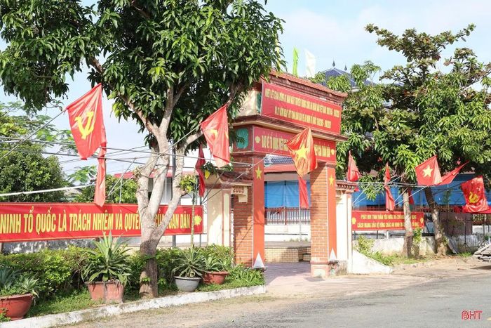 Các địa điểm tổ chức bầu cử trưởng thôn được trang hoàng rực rỡ, tạo không khí vui tươi, phấn khởi trong ngày hội.