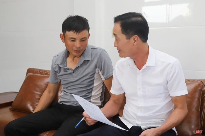 Anh Nguyễn Văn Thịnh (người bên trái) ghi nhận về sự cống hiến của Tổ trưởng TDP Bắc Phú.