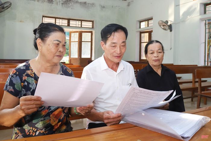 Tổ trưởng TDP Bắc Phú Nguyễn Kim Bình (người mặc áo trắng) có đóng góp không nhỏ trong quá trình triển khai GPMB các dự án trên địa bàn.