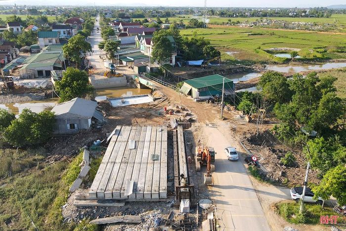 Cầu Chợ Giấy ở xã Đức Thịnh trên quốc lộ 15 đang được triển khai thi công.