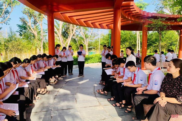 Tiết học trải nghiệm môn Ngữ văn của học sinh lớp 9A2, Trường THCS Nguyễn Hoành Từ (phường Hà Huy Tập) tại Nghĩa trang Liệt sĩ Núi Nài với hoạt động thuyết trình về những chiến công của quân và dân ta trong kháng chiến chống Mỹ, góp phần bồi đắp lòng tự hào dân tộc, ý thức trân trọng hòa bình và đạo lý “uống nước nhớ nguồn”.