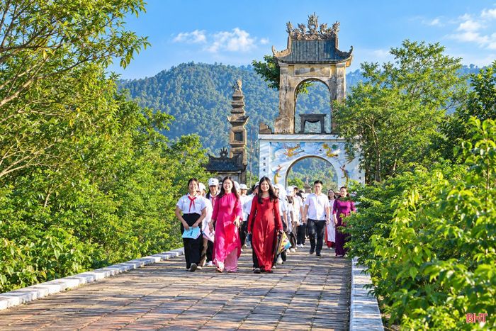 Thực hiện dạy học 2 buổi/ngày gắn với Chương trình giáo dục phổ thông 2018, các trường học trên địa bàn Hà Tĩnh đang từng bước mở rộng không gian học tập, đưa học sinh đến gần hơn với những giá trị văn hóa truyền thống của quê hương. Trong ảnh: Trường THCS Nguyễn Xí (xã Cổ Đạm) tổ chức dạy học trải nghiệm gắn với di sản tại đền thờ Thái sư Cương Quốc công Nguyễn Xí - Di tích lịch sử, văn hóa cấp quốc gia.