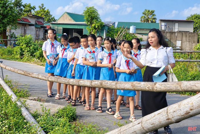 Các hoạt động trải nghiệm giáo dục truyền thống được nhiều trường tổ chức linh hoạt, phù hợp với lứa tuổi học sinh. Trong ảnh: Cô và trò Trường Tiểu học Hoa Sen – Phân hiệu 2 – Thạch Hưng (phường Thành Sen) tìm hiểu về làng nghề bánh đa nem trên địa bàn.