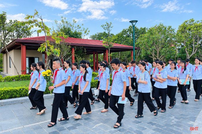 Gắn với các môn học như Ngữ văn, Lịch sử, Giáo dục công dân, giáo dục địa phương,… không gian học tập ngày càng được các nhà trường mở rộng. Các hoạt động tham quan, tìm hiểu di tích, các nhân vật lịch sử, văn hóa dân gian được các nhà trường triển khai linh hoạt, phù hợp với từng nội dung giáo dục.
