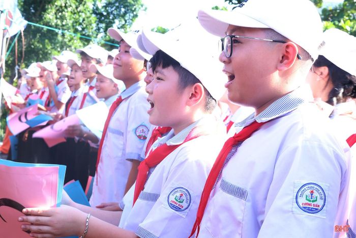 Phần thi “Đại sứ lịch sử” diễn ra sôi nổi, hấp dẫn, thu hút đông đảo học sinh theo dõi. Qua việc hóa thân vào các nhân vật lịch sử, các em hiểu sâu hơn và ghi nhớ kiến thức một cách tự nhiên, sinh động.